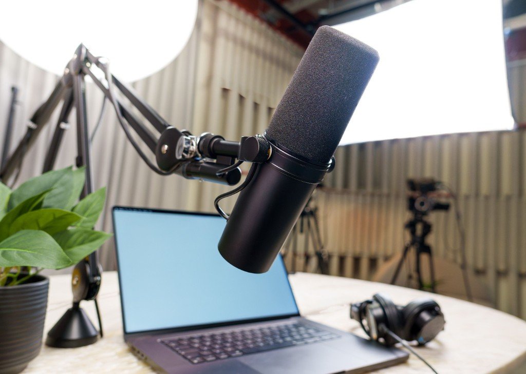 Podcast microphone setup for expert interviews and thought leadership content